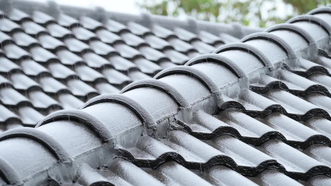 4K场景的雨季，大雨倾盆在黑瓦屋顶的房子视频素材