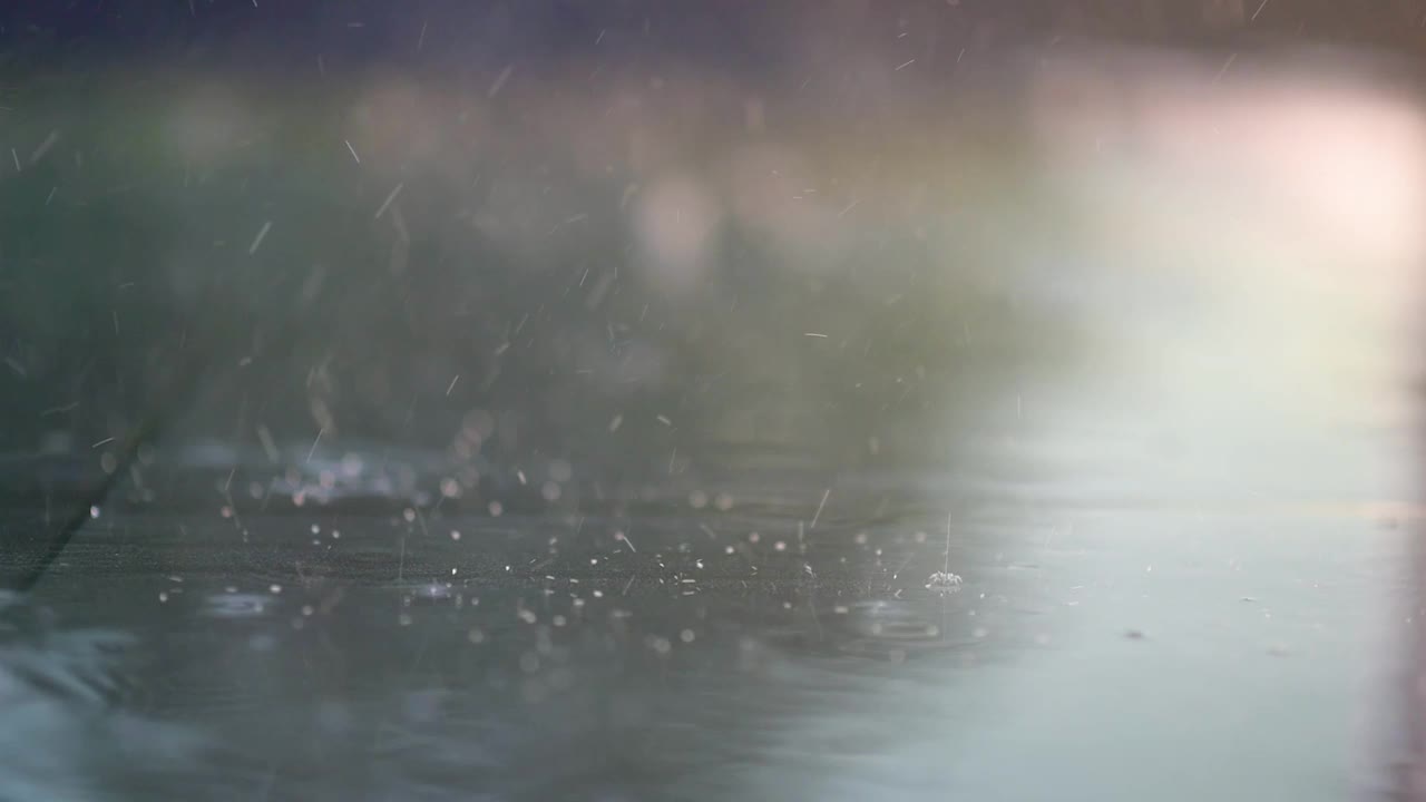 雨季落在人行道上的雨视频素材