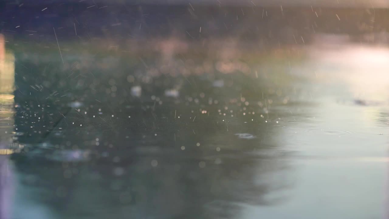 雨季落在人行道上的雨视频素材