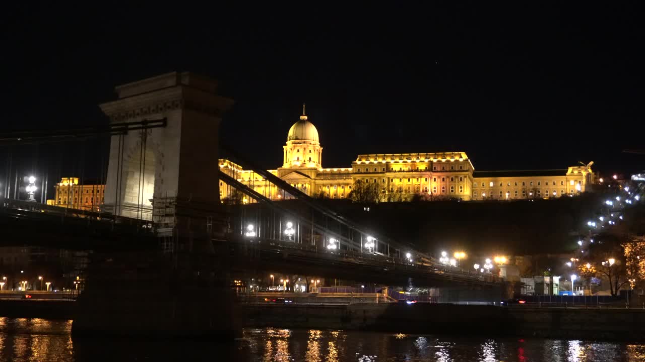 链条桥历史悠久的布达佩斯匈牙利多瑙河景观美丽的夜晚游船视频素材