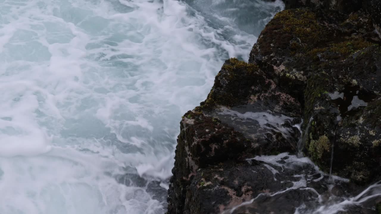 海浪冲击岩石海岸线视频素材