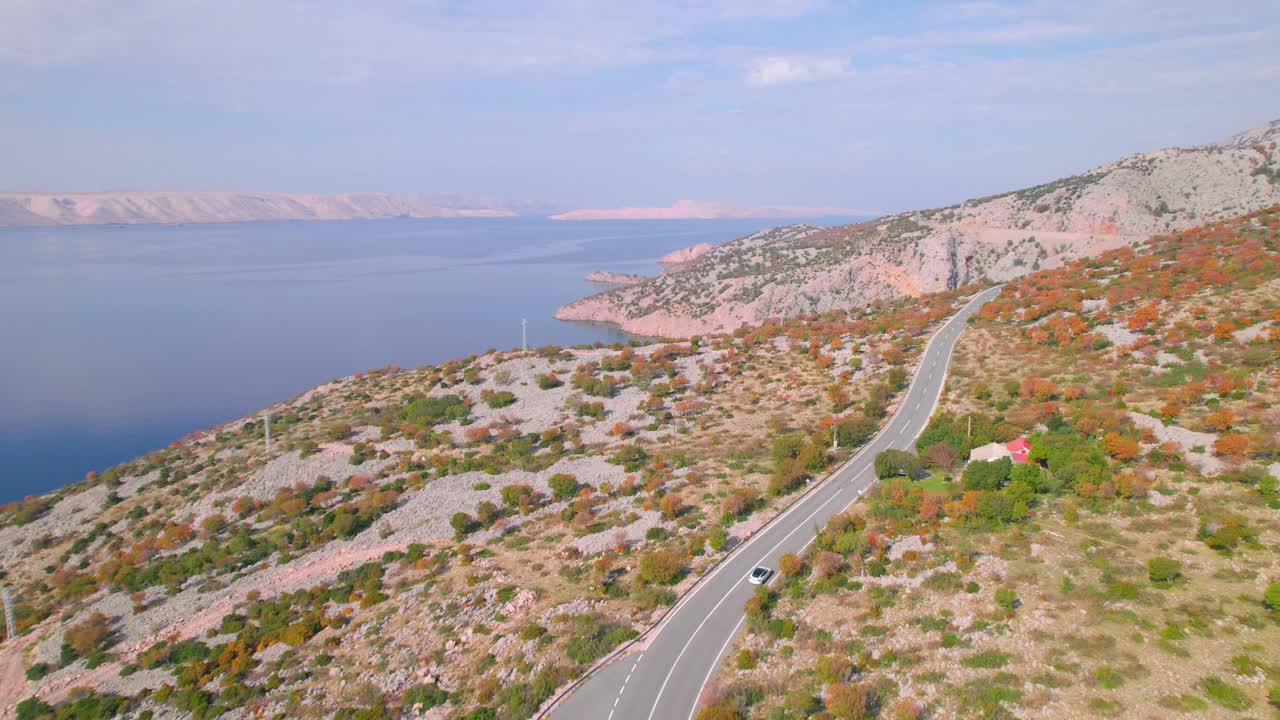 航拍:美丽的亚得里亚海公路沿着海岸蜿蜒在秋天的色彩视频素材