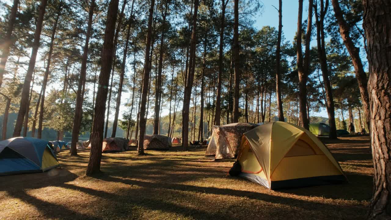 在泰国北部湄洪山的庞昂水库，早晨日出时的帐篷。视频下载