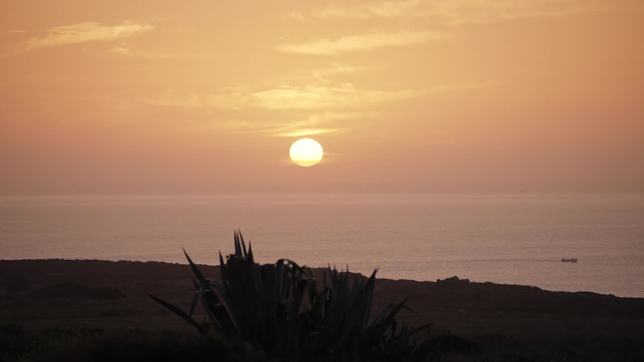 大海上金色的夕阳。橙色的天空，黄色的大太阳和平静的大海。视频素材