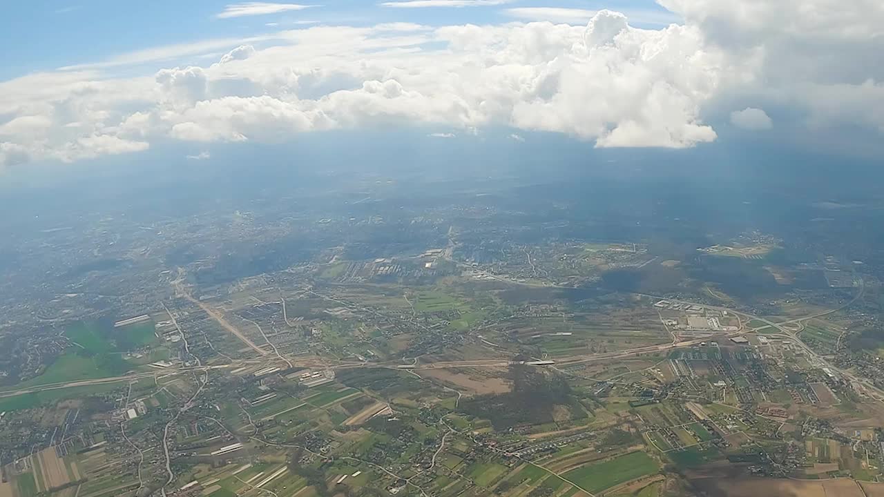 从飞机窗口看到的风景视频素材