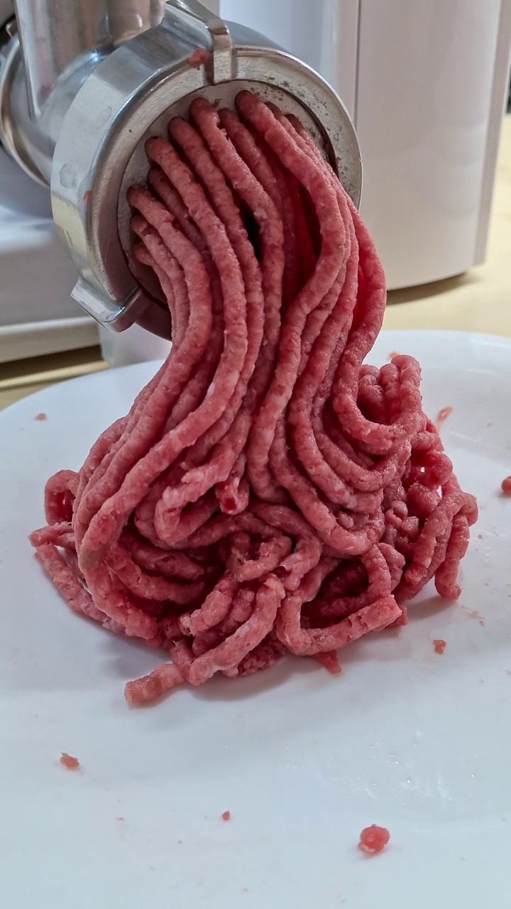 用粉碎机磨牛肉视频素材