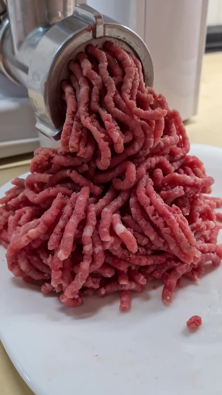 用粉碎机磨牛肉视频素材