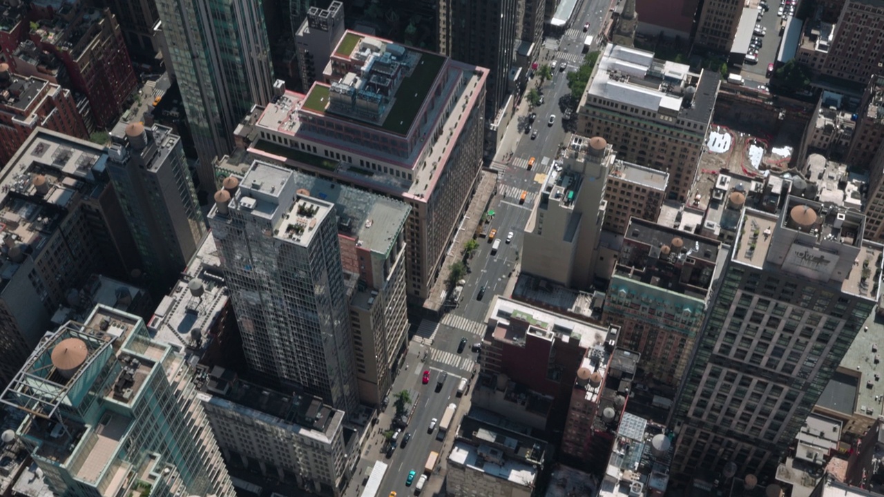 纽约曼哈顿街道的美丽俯视图与移动的交通。美国。视频素材