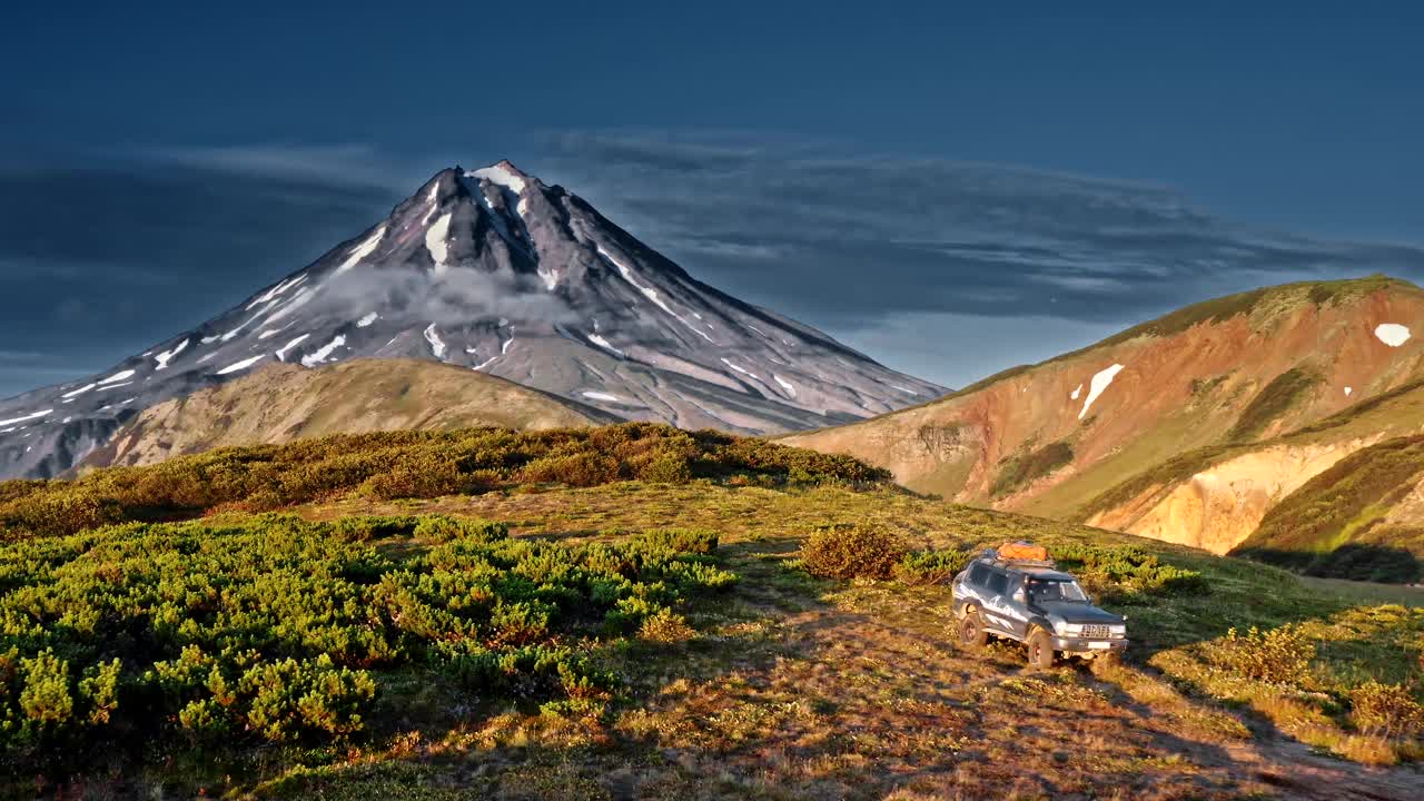 吉普车驶过火山天线。视频素材