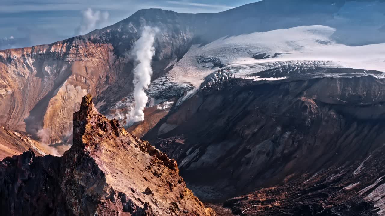 火山天线升起的烟雾视频下载