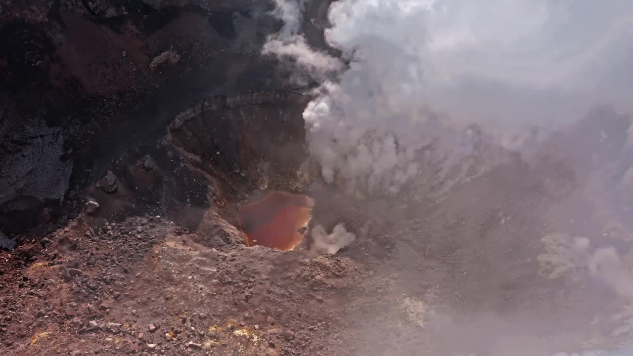 火山天线升起的烟雾视频下载