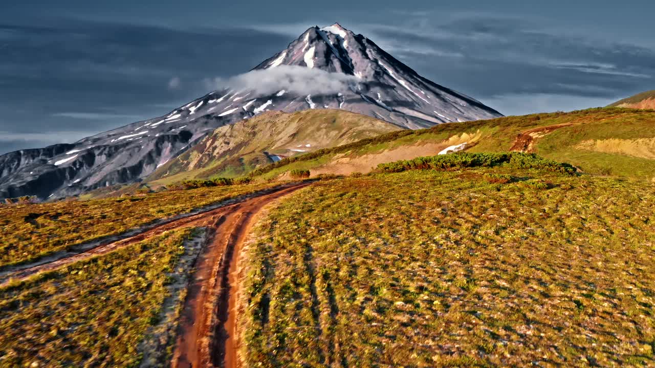 吉普车在远离火山天线的路上视频素材