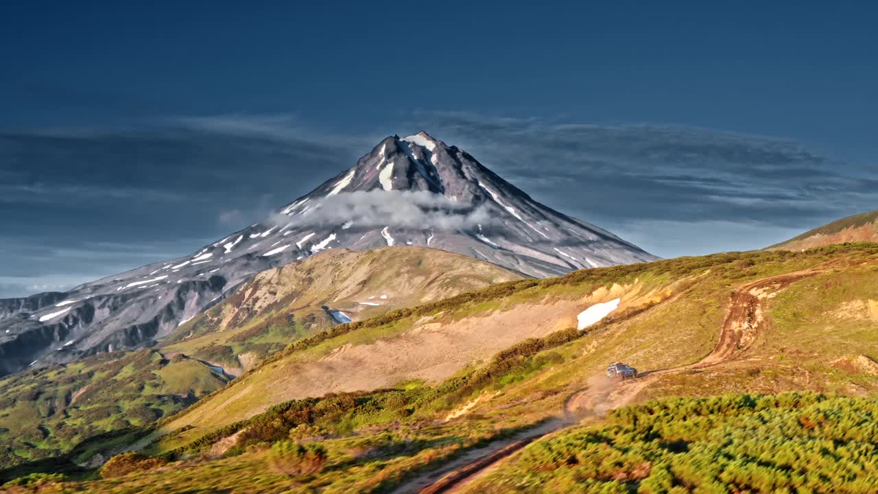 越野吉普车被火山天线击中视频素材