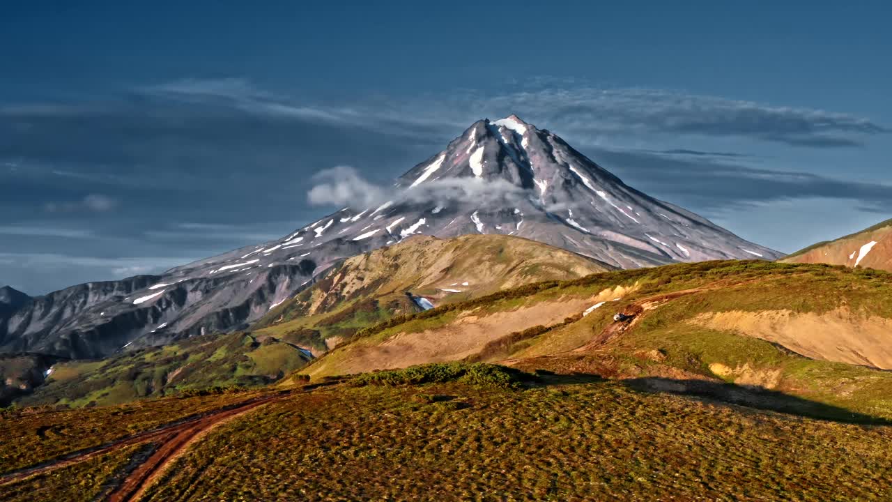 越野车驶过火山天线视频素材