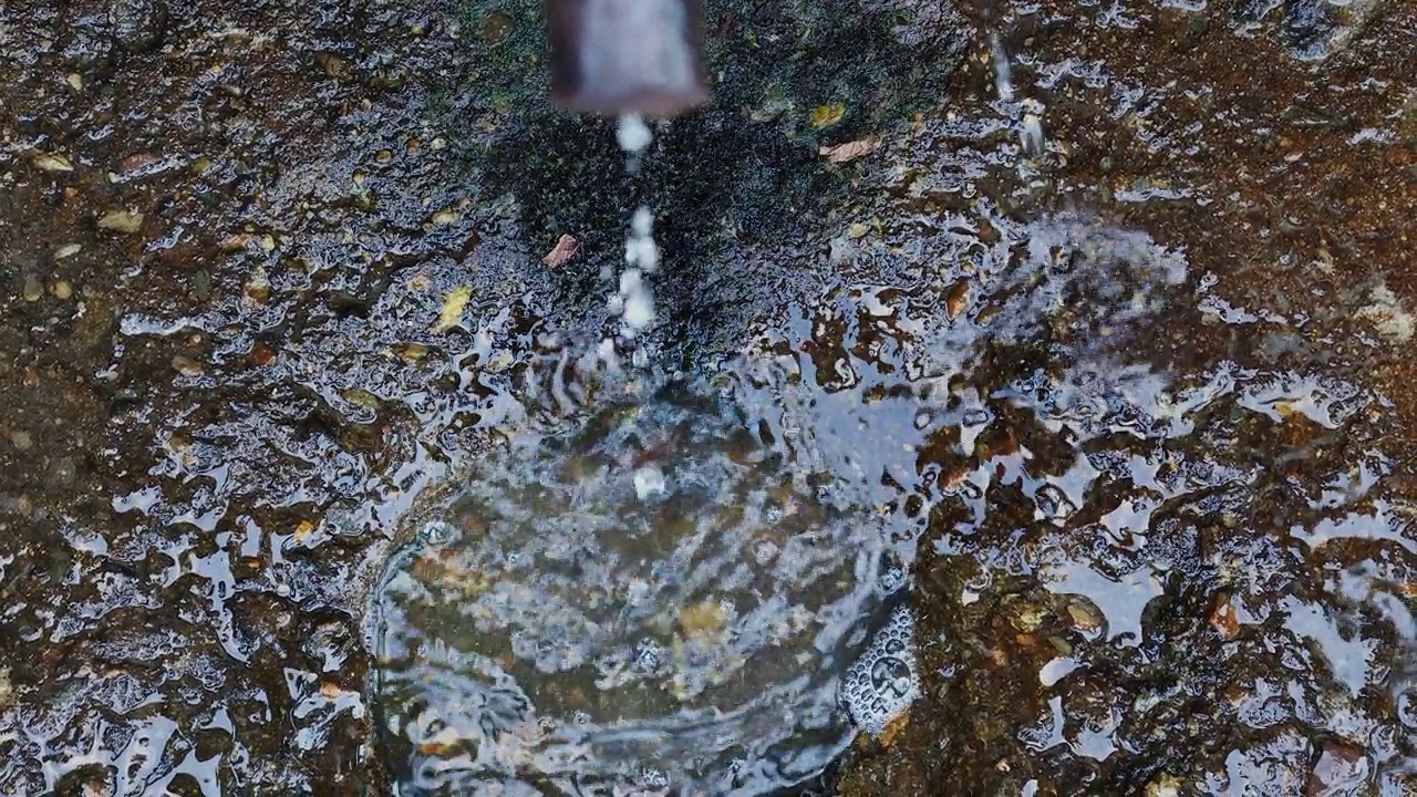 印度的室外滴水水龙头视频素材