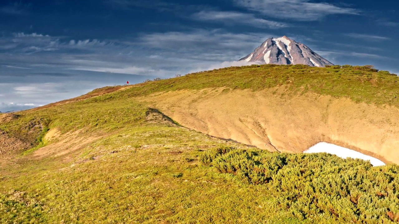 走到山顶俯瞰火山的人视频下载