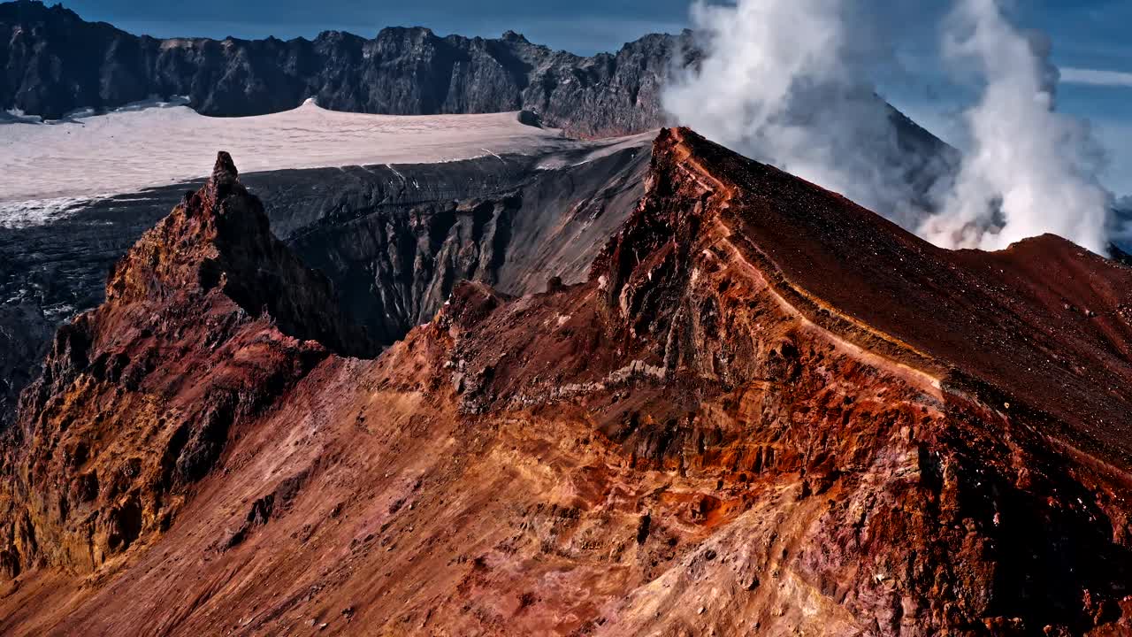 火山天线冒出的烟雾。视频下载