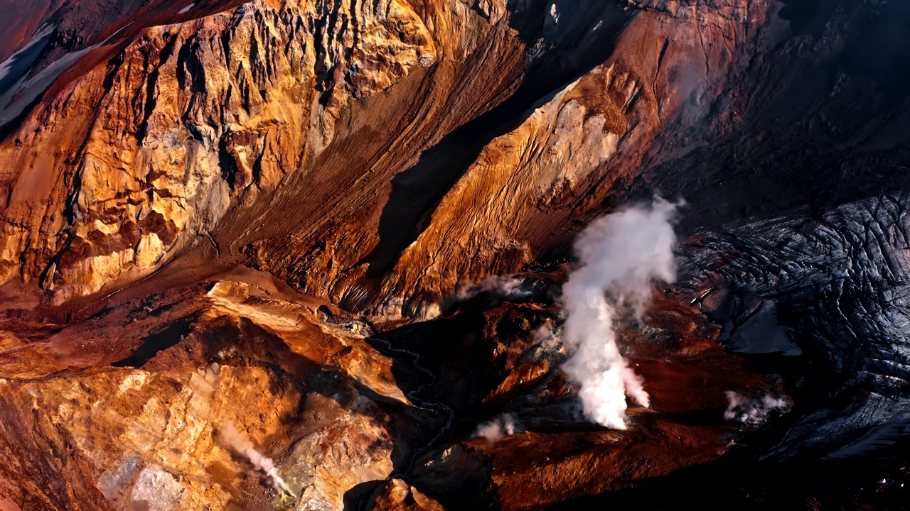 活火山天线发出的烟雾。视频素材