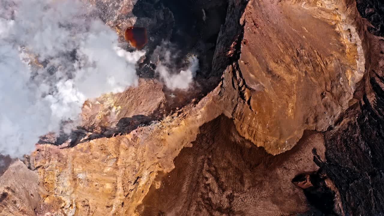 火山天线升起的烟雾视频素材