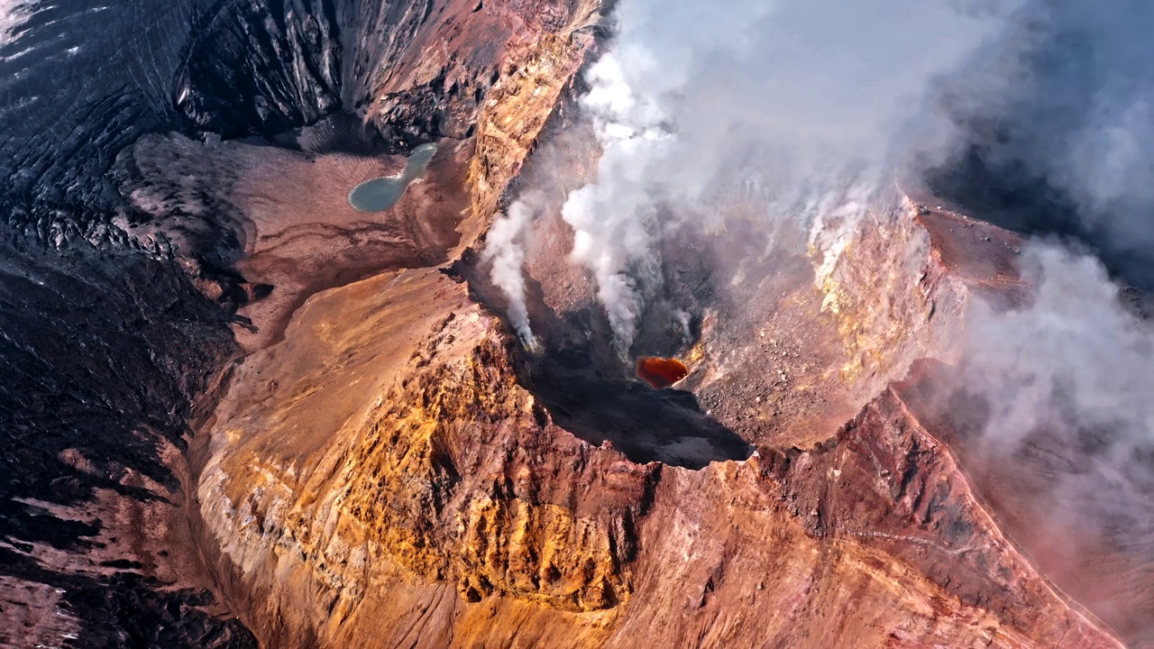 从活火山空中升起的烟雾。视频下载