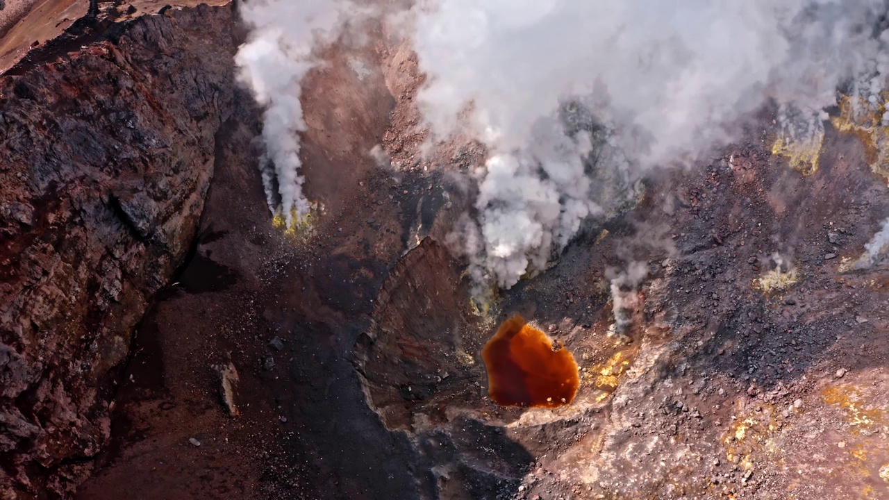 烟雾从黑色的火山土空中升起视频素材