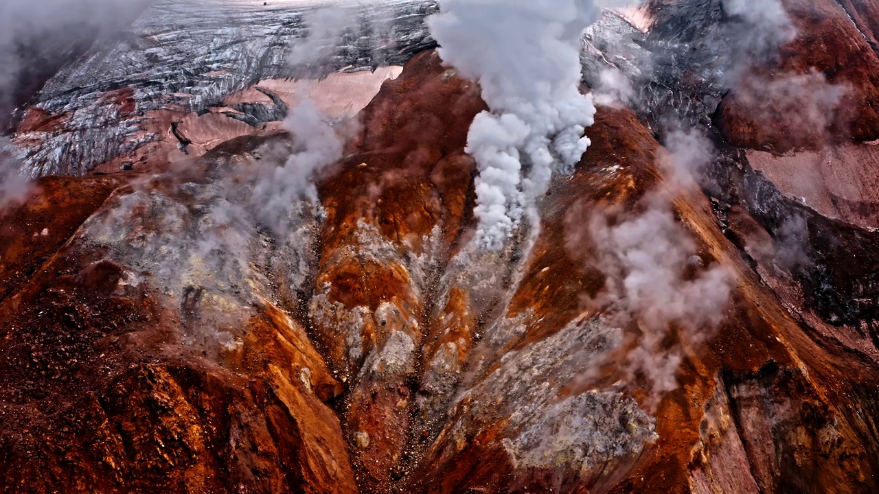 火山天线上从岩石中升起的烟雾视频下载