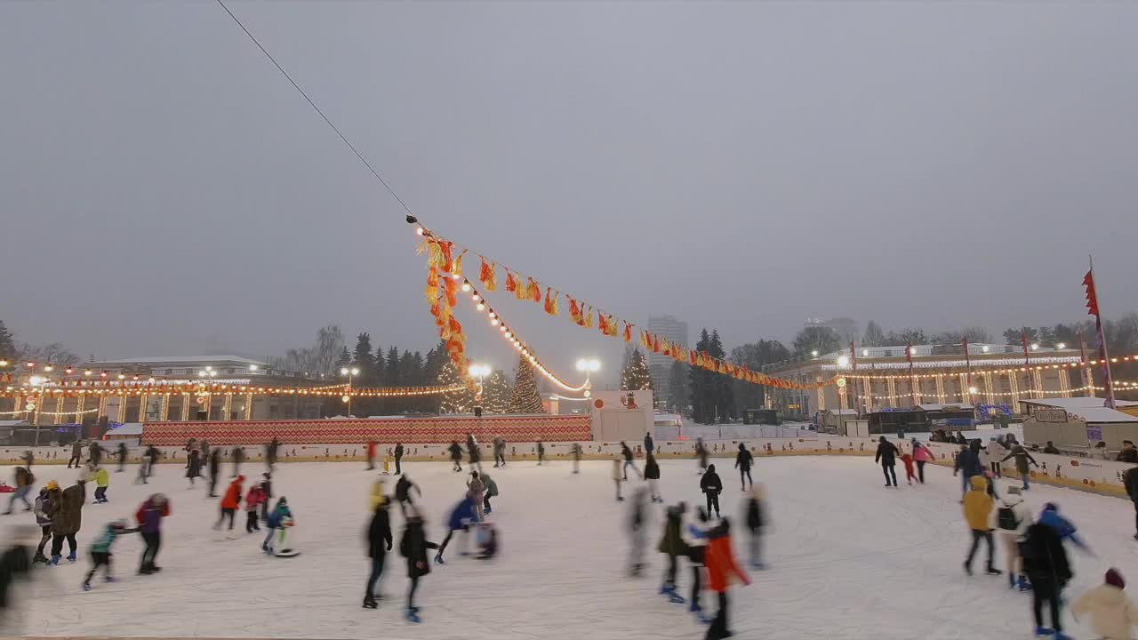 时间流逝，在大雪中，人们骑着滑冰场。1月13日乌克兰基辅视频下载