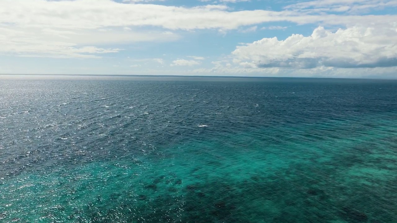 湛蓝天空下深蓝色大海鸟瞰图。菲律宾锡。视频素材