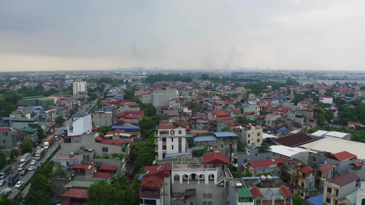 住宅区屋顶鸟瞰图。城市住宅开发从上面。前视图。越南河内市的房地产。房地产。视频素材