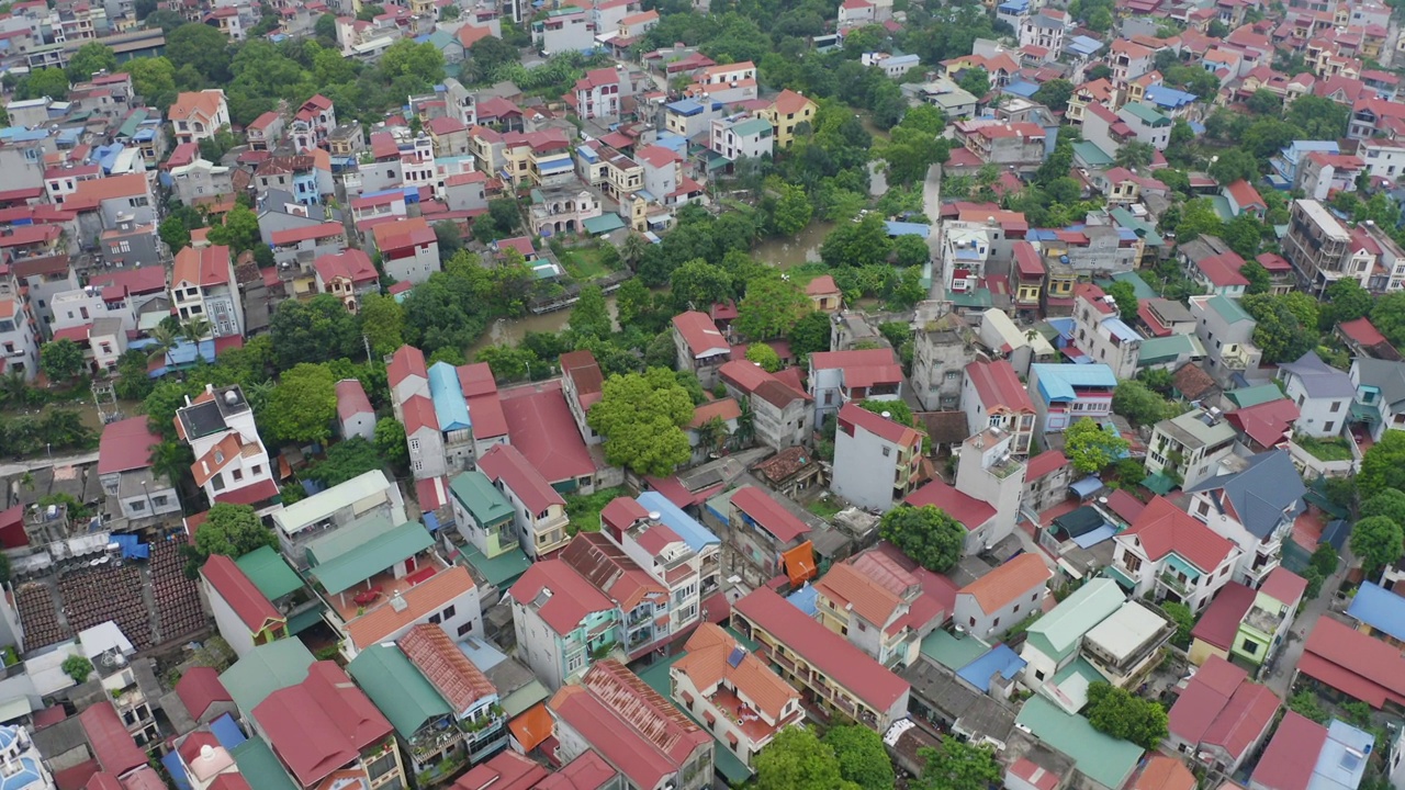 住宅区屋顶鸟瞰图。城市住宅开发从上面。前视图。越南河内市的房地产。房地产。视频素材