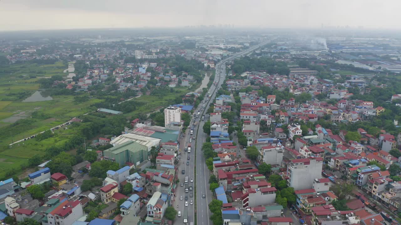 住宅区屋顶鸟瞰图。城市住宅开发从上面。前视图。越南河内市的房地产。房地产。视频素材