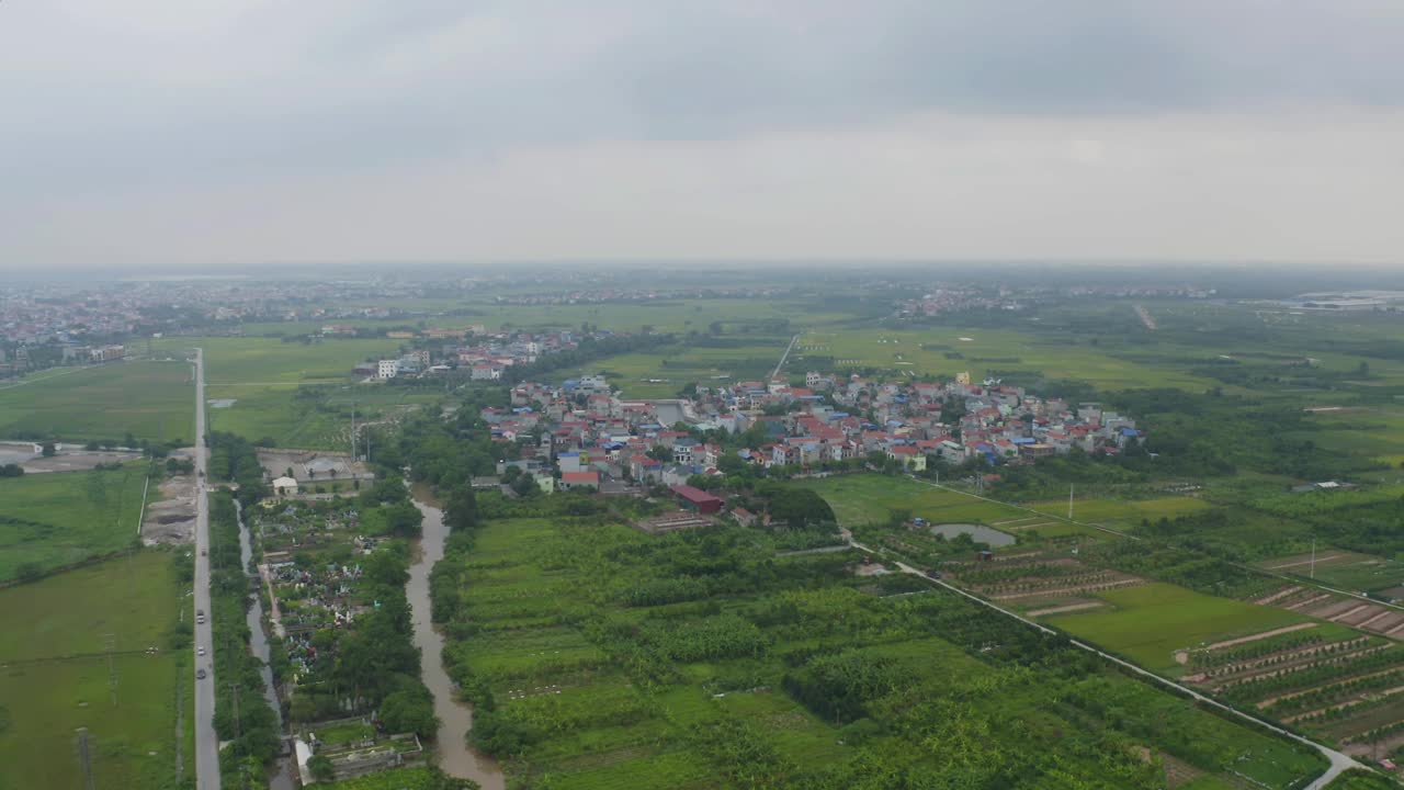 住宅区屋顶鸟瞰图。城市住宅开发从上面。前视图。越南河内市的房地产。房地产。视频素材