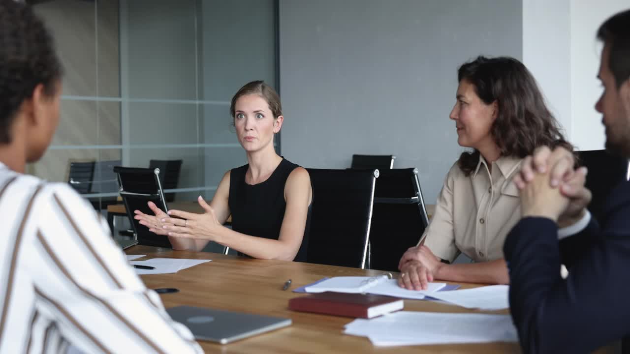 女商人在会议室主持与客户的正式会议视频素材