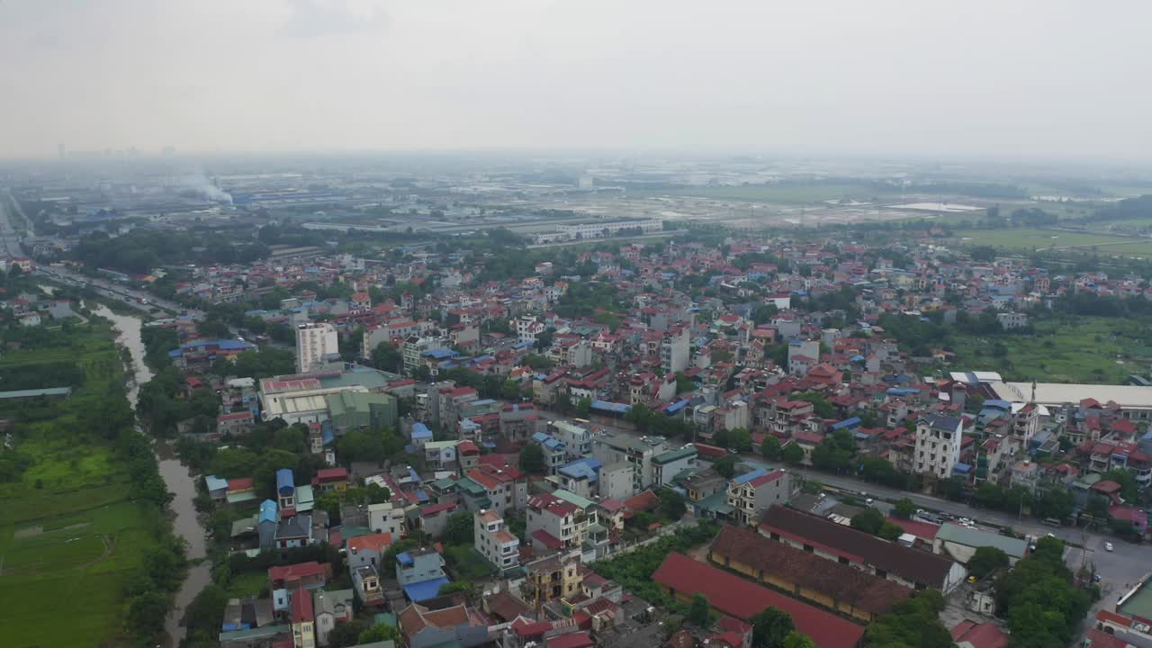 住宅区屋顶鸟瞰图。城市住宅开发从上面。前视图。越南河内市的房地产。房地产。视频素材