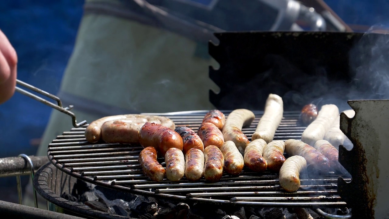 B-B-Q。香肠是在烤架上煎的。肉是烤制的。聚会，派对视频素材