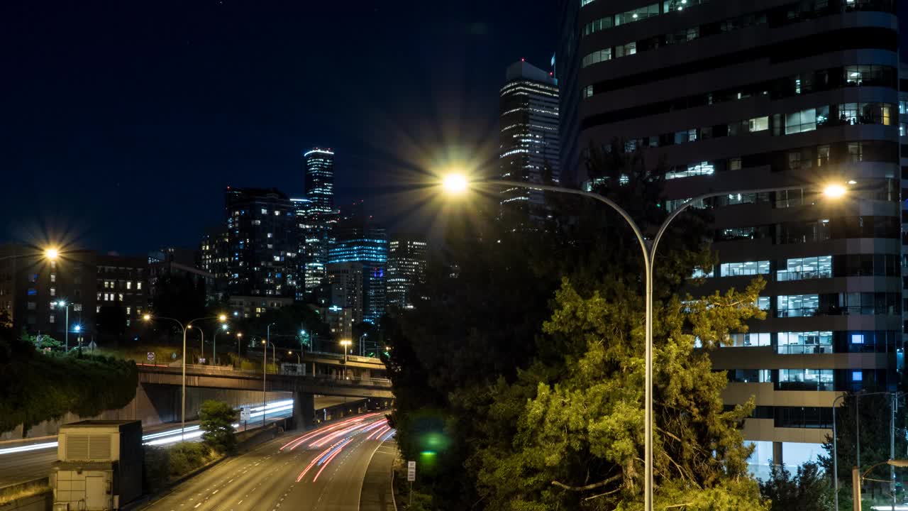 夜间从奥丽芙路拍摄的西雅图市中心的建筑物视频素材