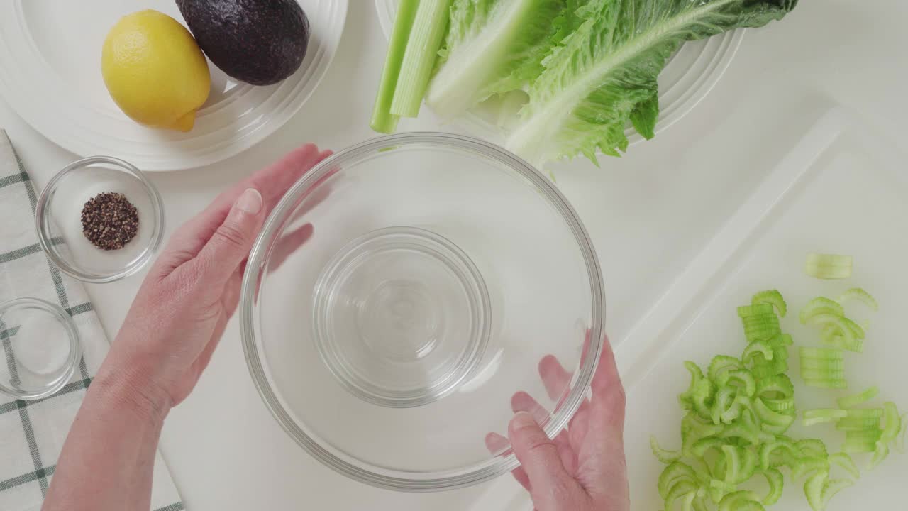 切好的青芹菜放在玻璃碗里。芹菜生菜沙拉视频素材