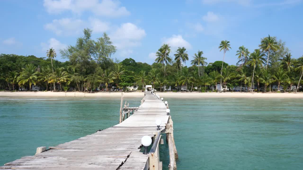 海滩上的木码头视频素材