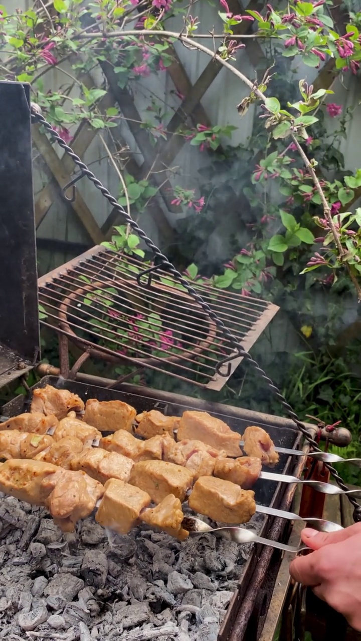 烧烤分步指南熟练烹饪嘶嘶声串。完美烤嫩肉。视频素材