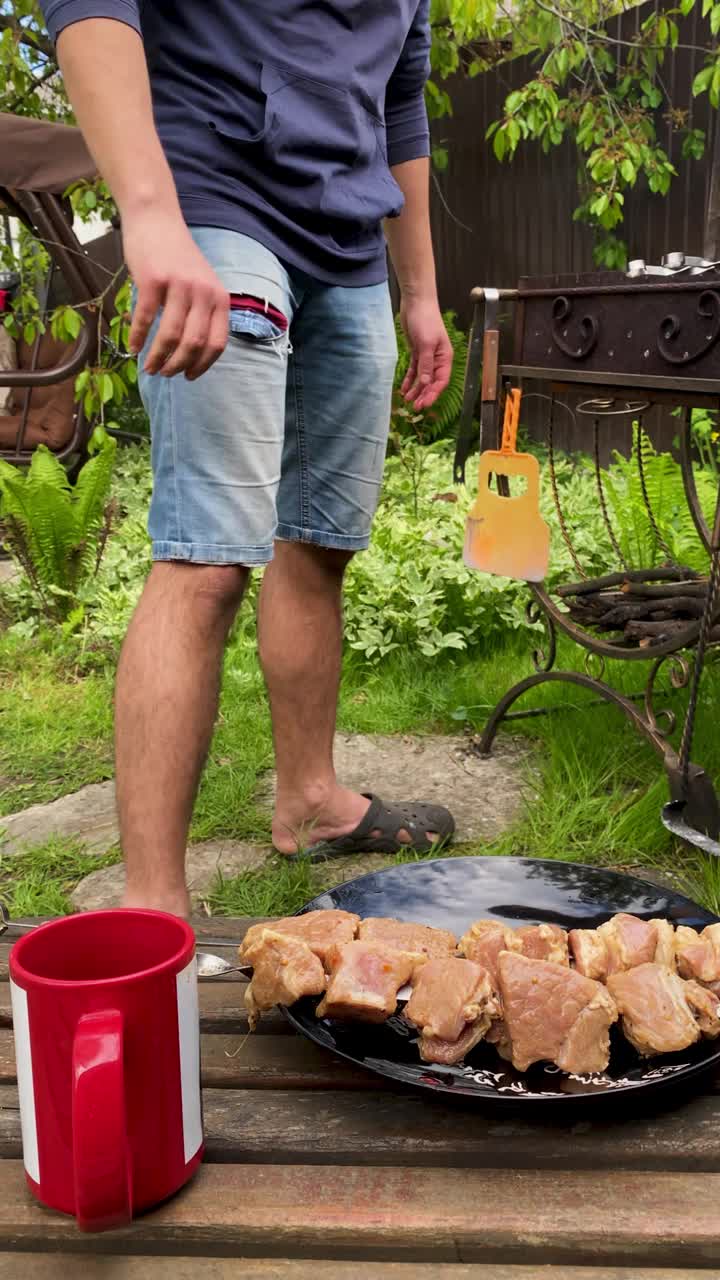 烧烤分步指南熟练烹饪嘶嘶声串。完美烤嫩肉。视频素材