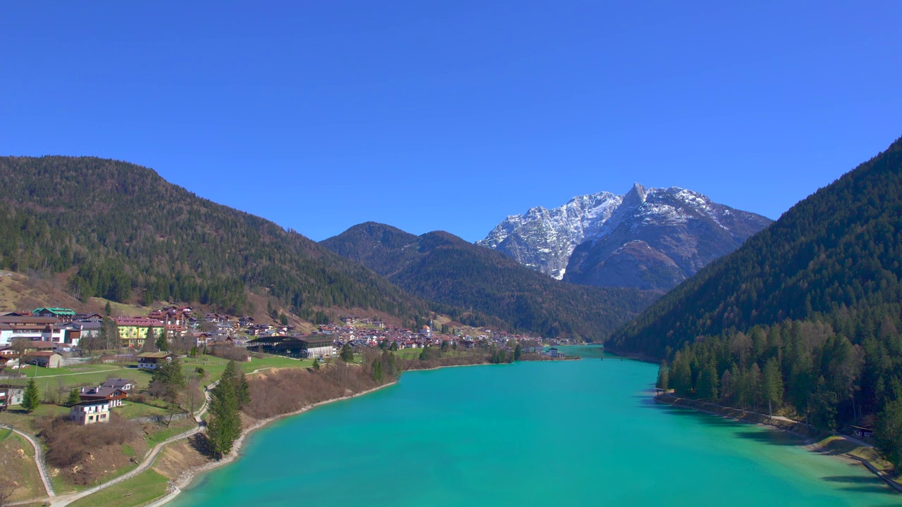 向上移动-无人机视图(航拍照片)Auronzo di Cadore (Lago di Santa Caterina)是意大利文托省Belluno (Cadore)地区的人工湖。视频下载