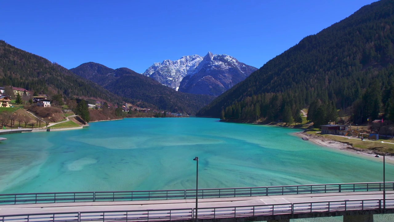 Auronzo di Cadore (Lago di Santa Caterina)是意大利文托省贝卢诺(Cadore)地区的人工湖。视频素材