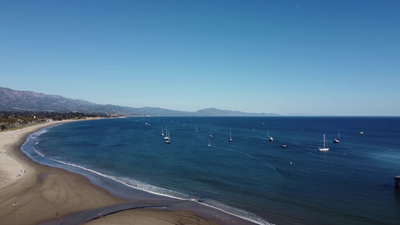 空中无人机视频圣巴巴拉加州海滩与蓝天海滩冲浪和沙子视频素材