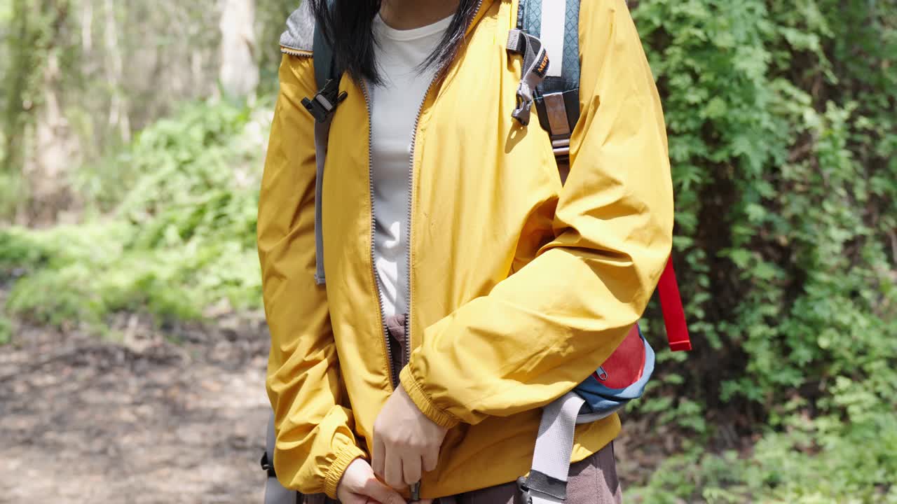 亚洲女性旅行与背包走在热带森林旅行远足和露营假期。视频素材