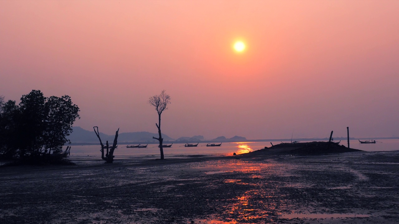 日出在koh Mook或koh Muk岛，在泰国董，股票视频…视频素材