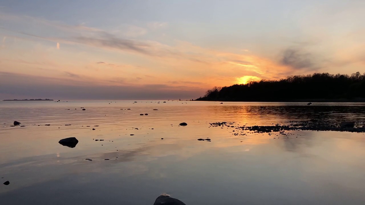 湖面上宁静的夜晚，夕阳西下，时光流逝视频素材