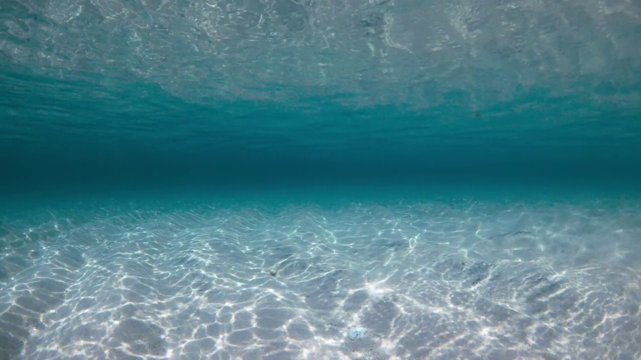 蓝色透明的海洋，沙滩和海浪在夏威夷水下视频素材