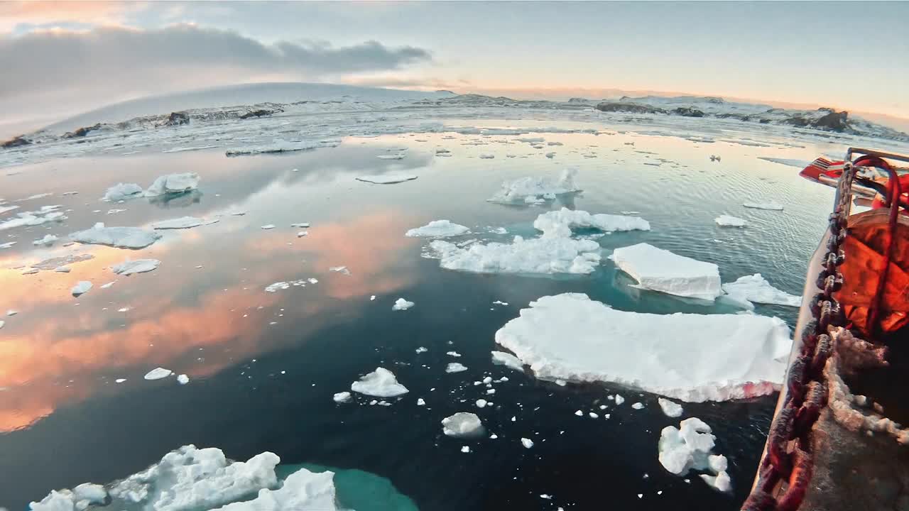 漂浮在船上的冰块视频下载