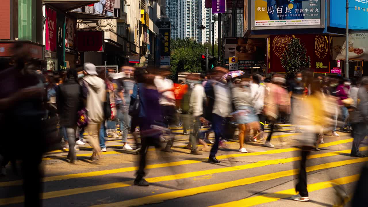 时间流逝香港商业区，人过马路。视频素材
