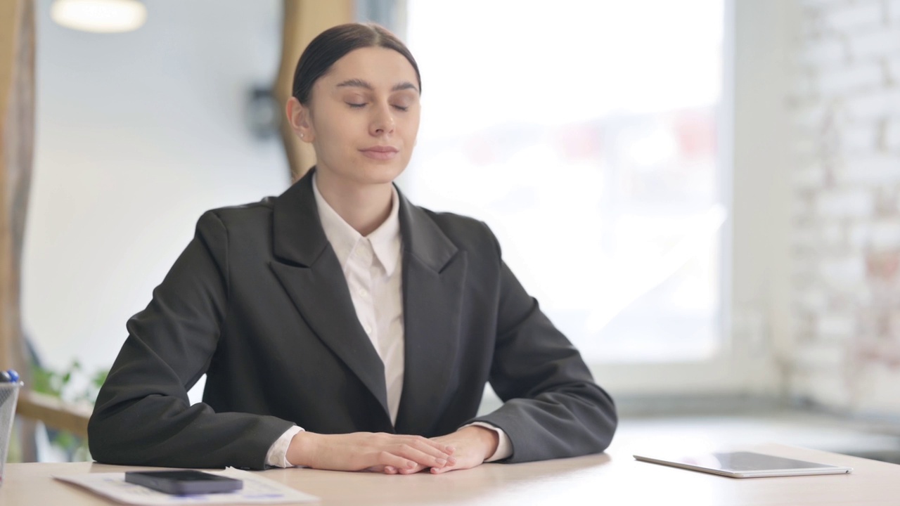 下班后离开办公室的年轻女商人视频素材